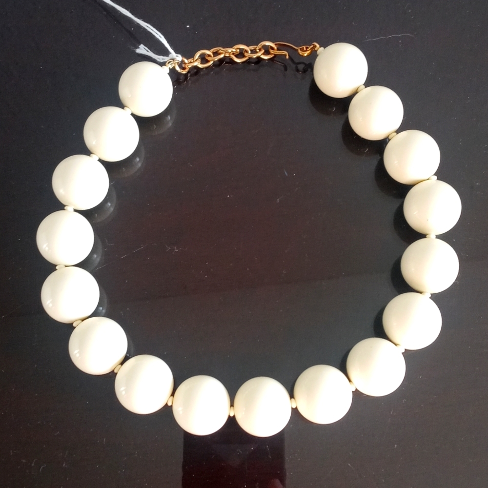 Vintage * Costume Jewelry Large Ivory Bead Necklace Gold Clasp Bg220